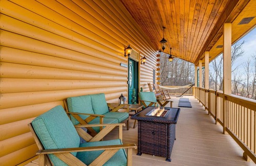 Waynesville Cabin | Mountain Retreat, Balcony, Hot Tub, and Grill!