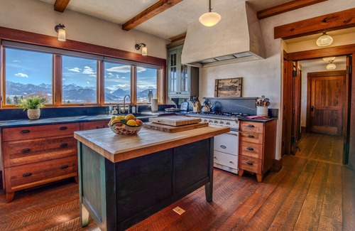 Livingston House | Mountain Retreat: Luxurious Chalet w/Pond & Sauna Near Yellowstone