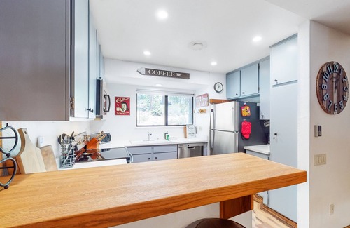 Lakeshore Condo | Mountain retreat near the lake & skiing with deck, shared pool & grill
