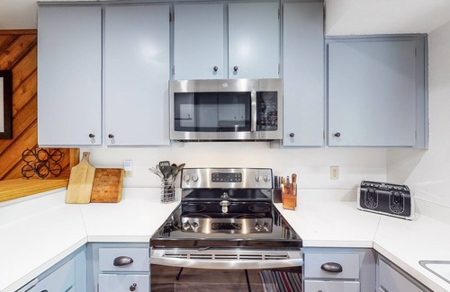 Lakeshore Condo | Mountain retreat near the lake & skiing with deck, shared pool & grill