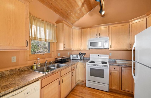Swannanoa House | Mountain Retreat, Sunset Views, and 20 Minutes to Asheville!