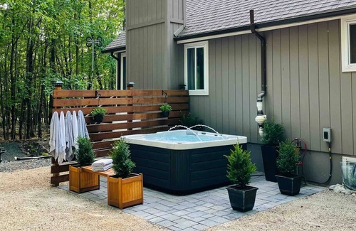 Albrightsville Cabin | Mountain Retreat + Hot Tub + Fire Pit + Game Room + Theater Room
