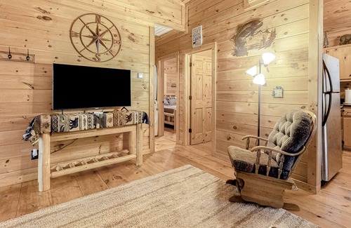 Hidden Lake Cabin | Mountain retreat with private hot tub, WiFi, & grill - Snowbirds welcome