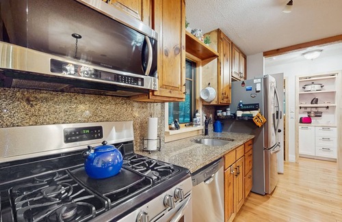 Franklin House | Mountain retreat with decks, firepit, pool table, and fireplace - dogs OK