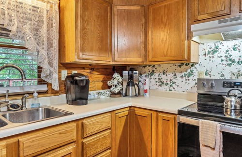 Townsend Cabin | Mountain Retreat with 2 Kings, Loft with Pool Table, Wifi, and minutes from PF