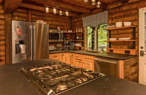 Clyde Cabin | Mountain retreat wood log cabin near Max Patch.