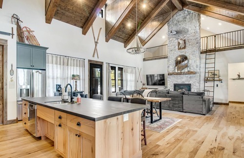 McCall Cabin | Mountain riverfront cabin, family-friendly w/hiking, fishing, fireplace, & WiFi
