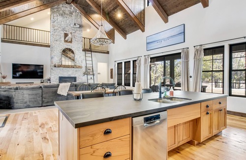 McCall Cabin | Mountain riverfront cabin, family-friendly w/hiking, fishing, fireplace, & WiFi