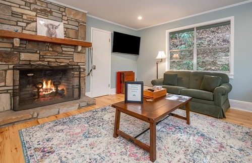 Skyland Cottage | Mountain Shadows Creekside Retreat: A peaceful cottage in with fire pit, right on the creek!