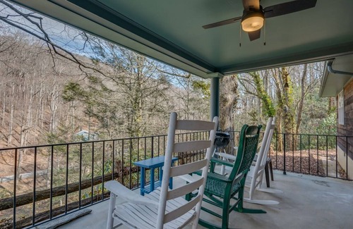 Skyland Cottage | Mountain Shadows Creekside Retreat: A peaceful cottage in with fire pit, right on the creek!