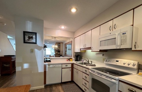North Conway House | Mountain-side family size condo in North Conway, great for Fall foliage views!