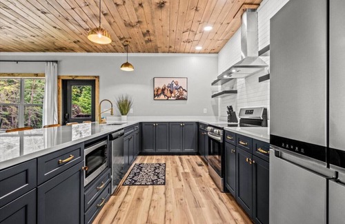 Sevierville Cabin | Mountain Splash Retreat: Luxe 6BR Pool Cabin*Hot Tub*Arcade*Sleeps 20