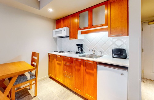 Whistler Village Apartment | Mountain studio with jetted tub & fireplace - walk to lifts - near golf