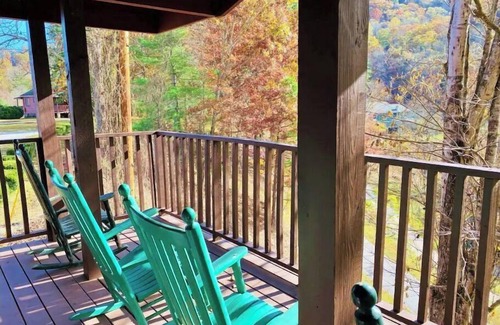 Bryson City Apartment | MOUNTAIN SUITE on the 2nd floor of a 2story Duplex