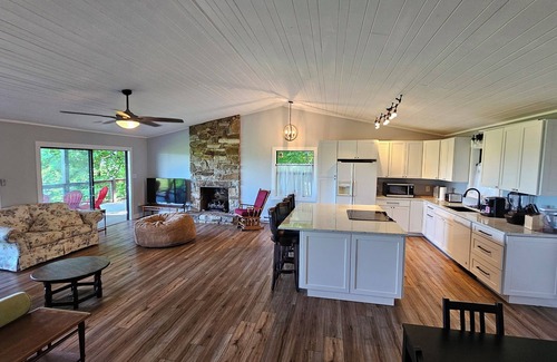 Cashiers Cabin | Mountain Sunrise Cabin near Cashiers with 2 story wrap- around deck & hot tub!
