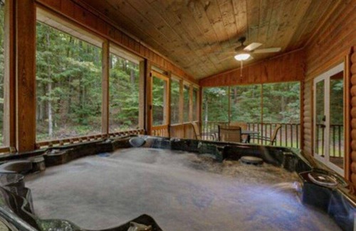 Sautee Nacoochee Cabin | "Mountain Time" luxurious cabin near Helen and Unicoi State Park