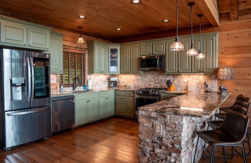 Topton Cabin | Mountain Top Lodge-Luxury Log Cabin Rental-Panoramic Mountain Views, High Speed Internet, Large Deck, Hot Tub, Fireplace in Nantahala NC!