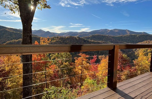 Topton Cabin | Mountain Top Lodge-Luxury Log Cabin Rental-Panoramic Mountain Views, High Speed Internet, Large Deck, Hot Tub, Fireplace in Nantahala NC!