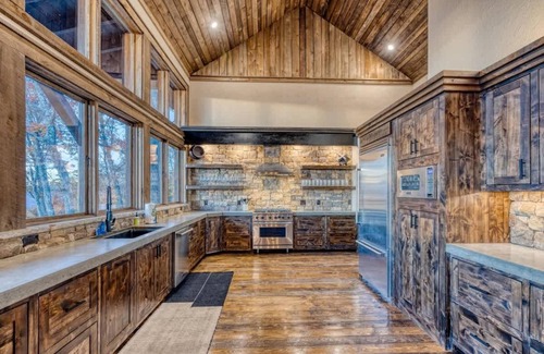 Mineral Bluff Cabin | Mountain Top Luxury Cabin/Hot tub/Mtn Views