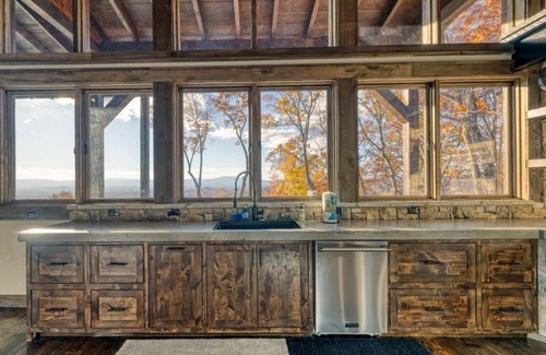 Mineral Bluff Cabin | Mountain Top Luxury Cabin/Hot tub/Mtn Views