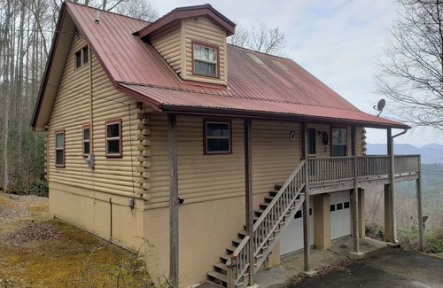 Highlands Cabin | Mountain Top Privacy with Spectacular Views & Sunsets -Pet Friendly