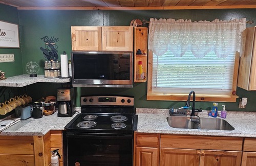 Jefferson Township Cabin | Mountain Tree House, Autumn Fest! Positioned on a babbling stream.