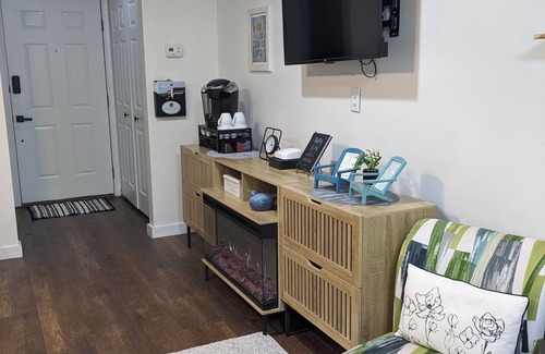 Lake Lure Condo | Mountain Vibes & Morning Brews Studio retreat in Rumbling Bald-HI amenities!