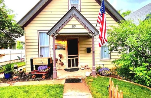 Glenwood Springs House | Mountain Victorian+Heart of Downtown+Kitchen+Yard!