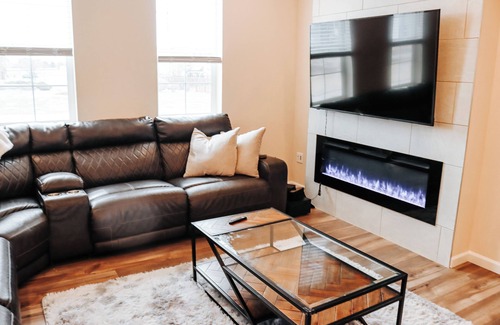 Erie House | Mountain View 3-bedroom townhome with AC and WiFi in Downtown Erie