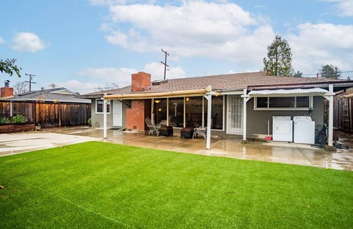 North Los Altos House | Mountain View 4BR w/Backyard, near Retail & Green Spaces, by Blueground