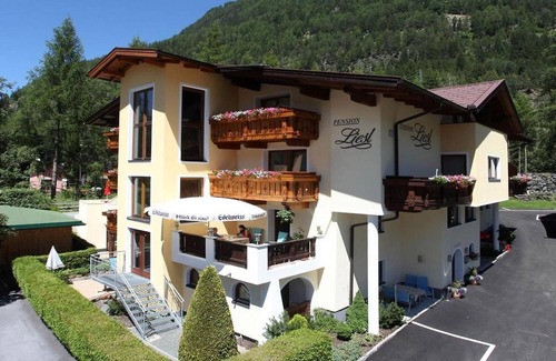 Unterlaengenfeld Apartment | Mountain-view apartment with infrared sauna
