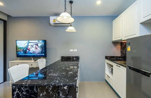 Cherngtalay Apartment | Mountain view apartment in Surin, washer, wifi