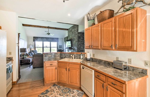 Mountain Air Condo | Mountain-View Blue Ridge Condo: 36 Mi to Asheville