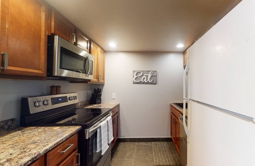 Copper Mountain Apartment | Mountain View Condo with Shared Hot Tub/Sauna, Balcony, Full Kitchen, & WiFi