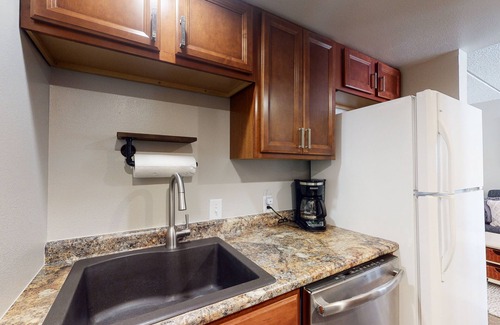 Copper Mountain Apartment | Mountain View Condo with Shared Hot Tub/Sauna, Balcony, Full Kitchen, & WiFi