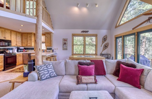 Loma Linda Cabin | Mountain-View Cabin Retreat, 3 BR Main House + 1 BR Apartment, Sleeps 10