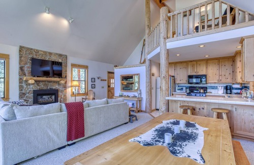 Loma Linda Cabin | Mountain-View Cabin Retreat, 3 BR Main House + 1 BR Apartment, Sleeps 10