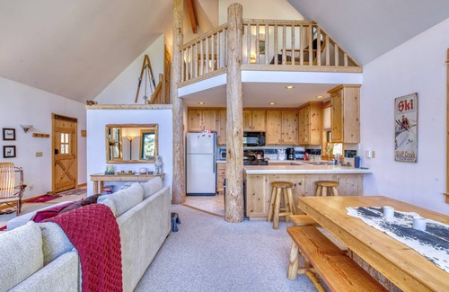 Loma Linda Cabin | Mountain-View Cabin Retreat, 3 BR Main House + 1 BR Apartment, Sleeps 10