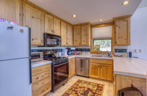 Loma Linda Cabin | Mountain-View Cabin Retreat, 3 BR Main House + 1 BR Apartment, Sleeps 10