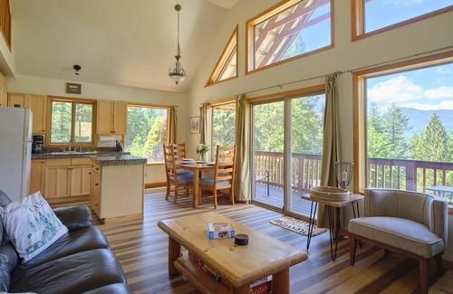 Packwood Cabin | Mountain View Cabin, Hot Tub at Mt. Rainier