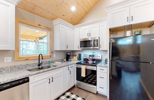 Cherokee Cabin | Mountain-view cabin with a hot tub, gas fireplace, & washer/dryer - dog-friendly