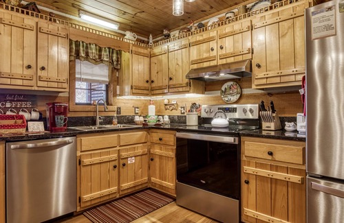 Gatlinburg - Pigeon Forge Cabin | Mountain View Cabin Rental-Hot Tub- Game Table-Outdoor tv and Fireplace Seasonal Pool Access
