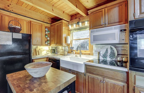 Clyde Cabin | Mountain View Cabin w/Hot Tub: 27 Mi to Asheville
