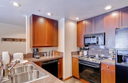 Historic District Condo | Mountain view condo with pool & hot tubs - walk to lifts, historic Main Street