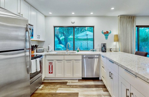 Sunrise Vista Chino Condo | Mountain-view condo in a mid-century community with 3 pools & tennis