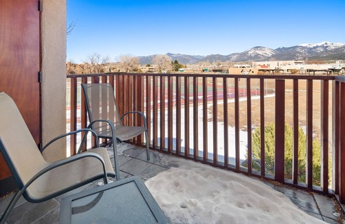 El Prado Condo | Mountain View Condo 25 min to Taos Ski Resort