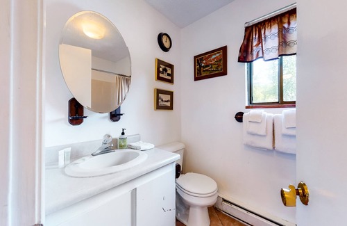 North Conway Condo | Mountain view condo with balcony & shared pool - ideal for skiing & shopping