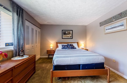 North Conway Condo | Mountain view condo with balcony & shared pool - ideal for skiing & shopping