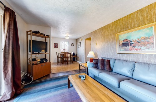 North Conway Condo | Mountain view condo with balcony & shared pool - ideal for skiing & shopping