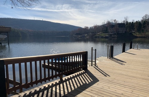 Huddleston House | Mountain View Cove Lakeside Retreat